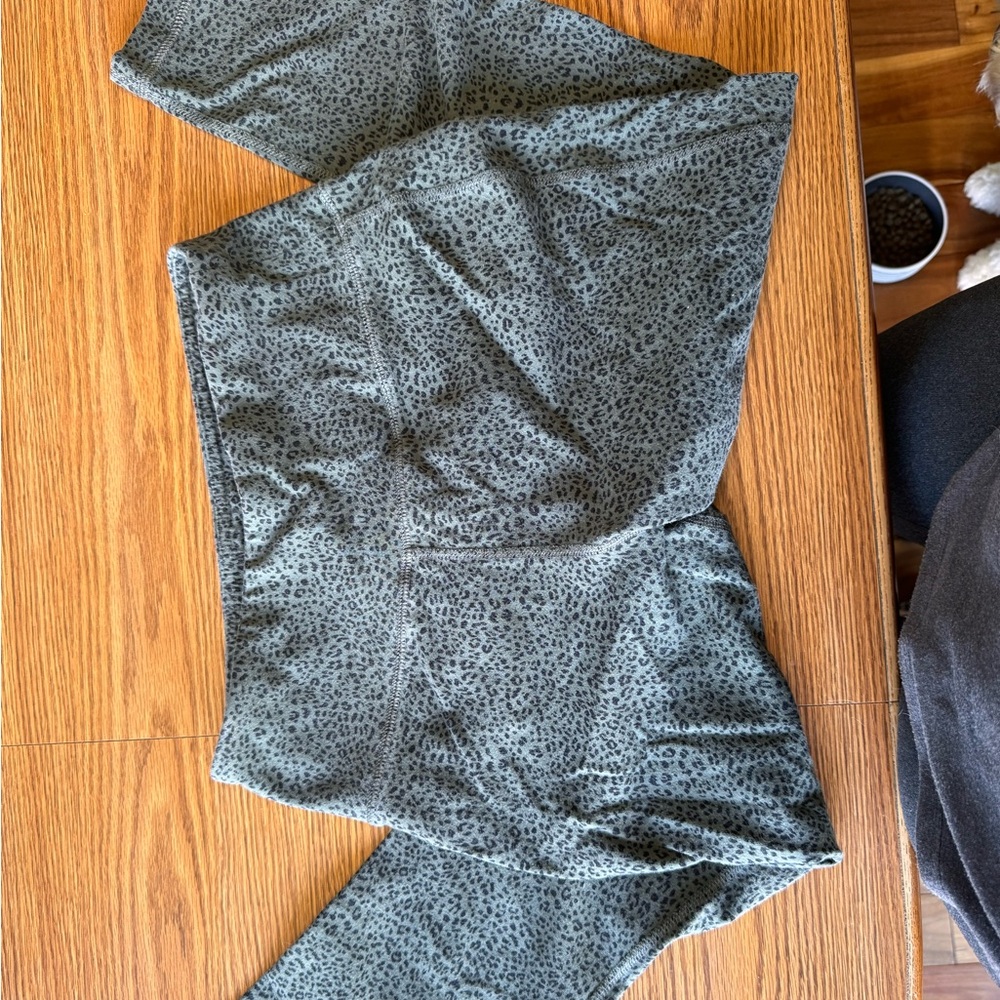 Tell gear legging minor pilling see picture please ask questions
